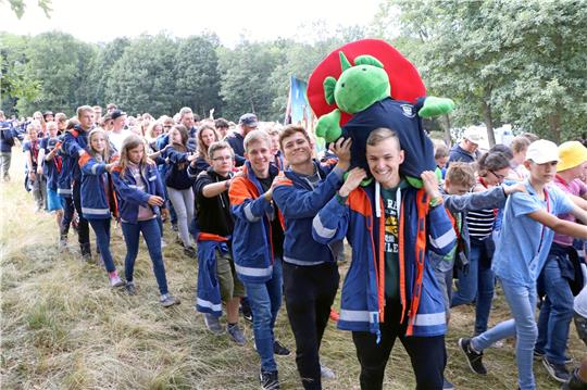 Gute Laune mit Maskottchen „Grisu“ auf den Schultern. Szene aus dem Zeltlager im Jahr 2018. Foto: GZ Archiv