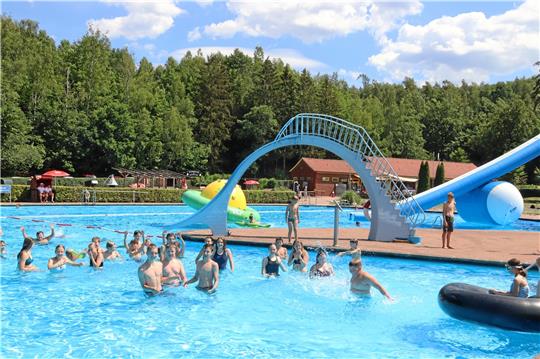 Gute Laune prägt die „School Out Party“ im Wolfshäger Wöfibad. Die warme Außentemperatur von 29 Grad sorgt dafür, dass die Abkühlung im nicht geheizten Becken gerade recht kommt. Fotos: Jambrek