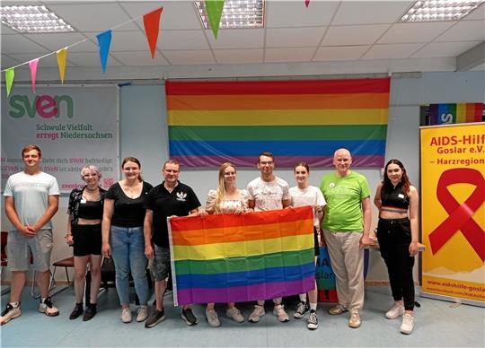 Gute Laune und Regenbogen-Farben: Das Orga-Team der Pride-Party. Foto: Privat