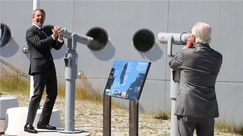 Königliche Feier für majestätisches Bauwerk Gute Laune und Sonnenschein: Schwedens König Carl Gustaf (rechts) scherzt mit Dänemarks König Frederik.