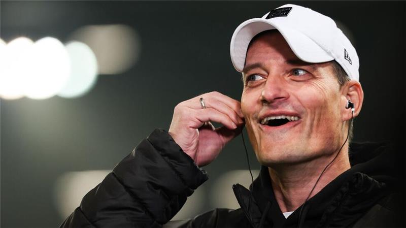 Gute Laune vor dem Anpfiff: FC St. Paulis Trainer Alexander Blessin