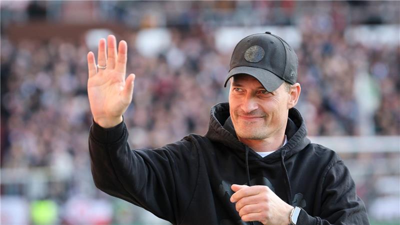 Gute Laune vor dem Spiel: FC St. Paulis Trainer Alexander Blessin. 