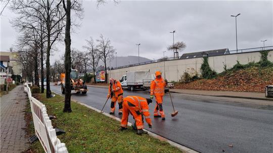 Gute Nachricht: Auf der Baustelle Hildesheimer Straße liegt der Asphalt. Spätestens am kommenden Dienstag wird die Sperrung aufgehoben.