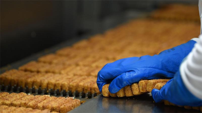 Einigung in Brüssel: EU verhängt neue Russland-Sanktionen Gute Nachrichten für Fischstäbchenhersteller: Einfuhrbeschränkungen für Alaska-Seelachs kommen vorerst nicht. (Archivbild)