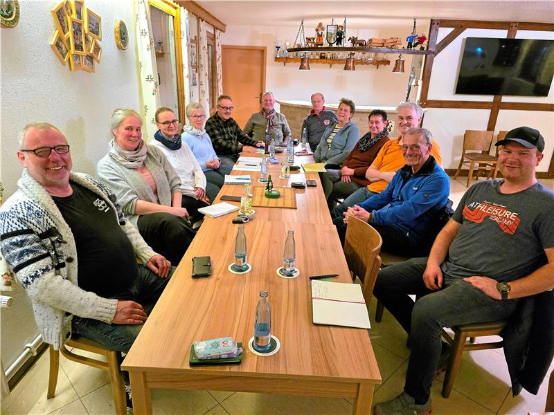 Altenau tanzt am letzten Augustwochenende Gute Stimmung beherrscht das erste Vorbereitungstreffen für „Altenau tanzt“ im Vereinsheim der Bruchbergsänger. Foto: Weiss