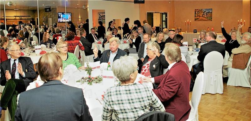 Gute Stimmung herrscht beim 30-jährigen Bestehen der Deutsch-Dänischen Gesellschaft im „Partylöwen“. Honorarkonsul Dr. Volker Schmidt (li.) gratuliert dem Vorsitzenden Uwe Langnickel (kl. Bild).  Fotos: Dürich