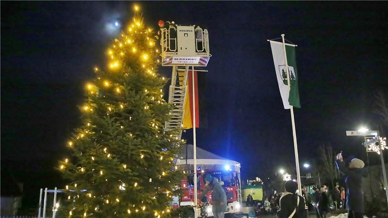 Gute Vorbereitung ist alles: Bereits am Sonntag haben Mädchen und Jungen den Weihnachtsbaum auf der Neuen Mitte festlich mit Arbeiten geschmückt, die sie vorher mit dem Kinderschutzbund selbst gefertigt hatten.
