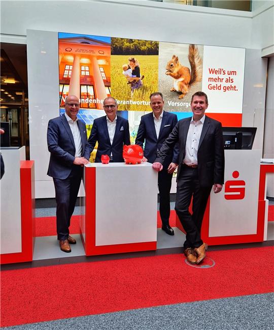 Gute Zahlen präsentiert das Vorstandsteam der Sparkasse: (v. li.) Domicus Penners, Jürgen Twardzik, Ingmar Müller und Steffen Lange. Er wird zum 1. Juli Nachfolger von Penners, der beruflich nach Neuss wechselt. Foto: Privat