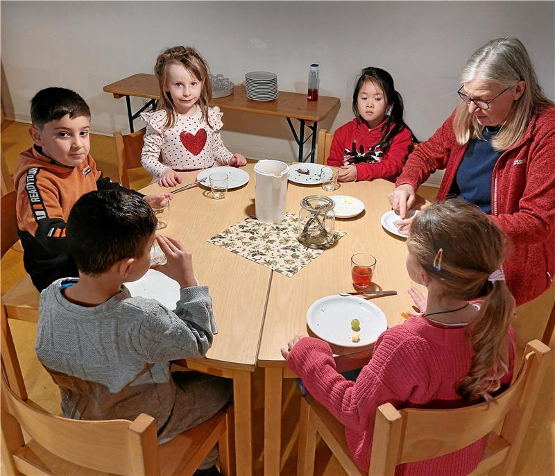 Ein Offenbarungseid für Goslars Kindertagesstätten Guten Appetit: In der evangelisch-lutherischen Kindertagesstätte Zum Markte versammelt Erzieherin Katrin Bastian eine kleine Runde zum Essen und Trinken. Foto: Sowa