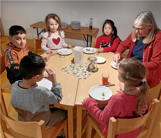 Guten Appetit: In der evangelisch-lutherischen Kindertagesstätte Zum Markte versammelt Erzieherin Katrin Bastian eine kleine Runde zum Essen und Trinken. Foto: Sowa