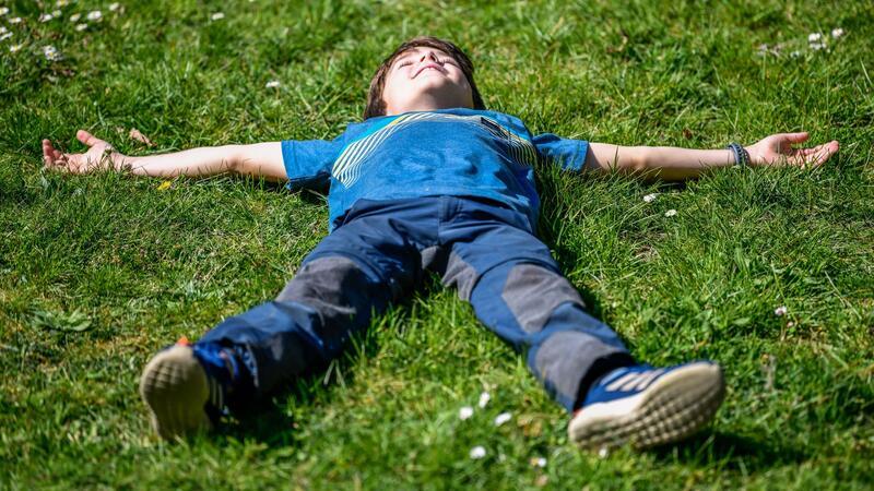 Wie Sie den Stress bei Kindern verstehen und vermeiden Guter Ausgleich bei Stress: die Sonne genießen und entspannen.
