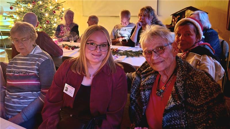 Gwen Lienkamp (Mitte) engagiert sich ehrenamtlich im Weihnachtszimmer und kommt gern mit den Gästen ins Gespräch.