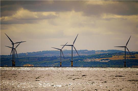 Gwynt y Mor von RWE, der zweitgrößte Offshore-Windpark der Welt, liegt acht Meilen (etwa 13 Kilometer) vor der Küste von Nordwales in der Liverpool Bay.