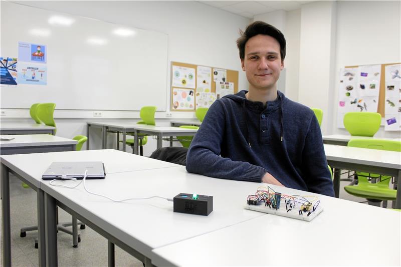 Mehr als eine reine Lüftungskontrolle Gymnasiast Adrian Beichler hat für seine Schule eine CO -Ampel entwickelt und gebaut, die seit Montag am „Werner“ im Einsatz ist. Zehn Geräte hat er in den Weihnachtsferien angefertigt, die Finanzierung der Materialkosten hat der Förderverein der Schule übernommen. Die Steckverbindungen des Prototyps (rechts im Bild) wurden in ein Kleinformat übertragen, die Box dafür entstand im 3-D-Drucker (Mitte). Fotos: Nachtweyh