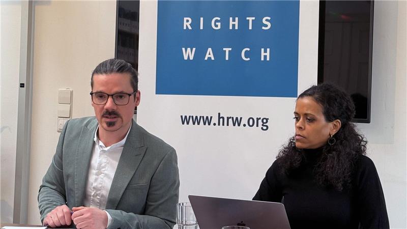 HRW-Deutschlanddirektor Philipp Frisch (l) und HRW-Rassismusforscherin Almaz Teffera zeichneten ein düsteres Bild der Weltlage. 