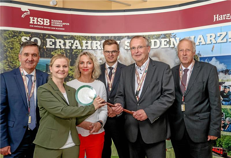 HSB-Aufsichtsratschef Thomas Balcerowski (li.) mit der neuen Geschäftsführerin Katrin Müller (2. v. li.), der thüringischen Infrastrukturministerin Susanna Karawanskij (3. v. li.), dem sachsen-anhaltischen Infrastruktur-Staatssekretär Sven Haller, dem scheidenden HSB-Geschäftsführer Matthias Wagener (2. v. re.) und Dr. Michael Ermrich (re.), Ehrenvorsitzender des HSB-Aufsichtsrates.  Foto: HSB/Viktoria Kühne