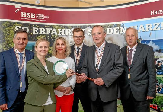 HSB-Aufsichtsratschef Thomas Balcerowski (li.) mit der neuen Geschäftsführerin Katrin Müller (2. v. li.), der thüringischen Infrastrukturministerin Susanna Karawanskij (3. v. li.), dem sachsen-anhaltischen Infrastruktur-Staatssekretär Sven Haller, dem scheidenden HSB-Geschäftsführer Matthias Wagener (2. v. re.) und Dr. Michael Ermrich (re.), Ehrenvorsitzender des HSB-Aufsichtsrates.  Foto: HSB/Viktoria Kühne