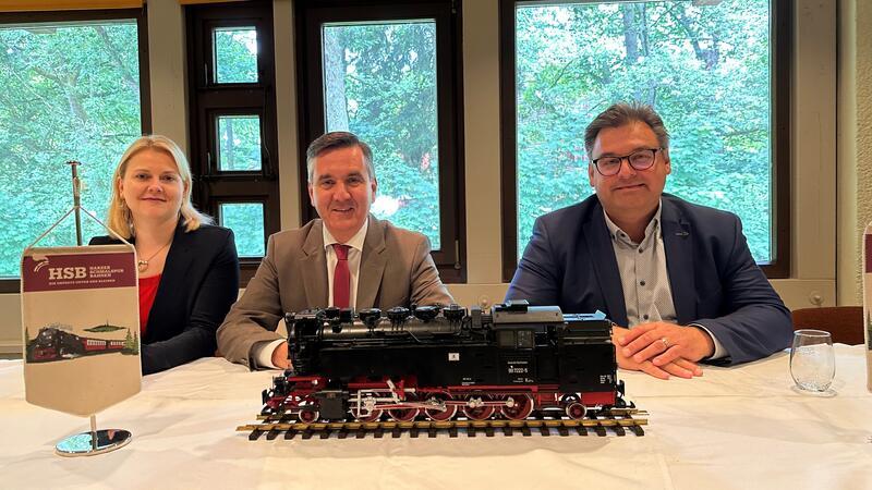 HSB wollen Machbarkeitsstudie jetzt in Auftrag geben HSB-Geschäftsführerin Katrin Müller, HSB-Aufsichtsratsvorsitzender Thomas Balcerowski und der Braunlager Bürgermeister Wolfgang Langer (rechts) stellen den aktuellen Stand des geplanten Anschlusses von Braunlage ans HSB-Netz vor.