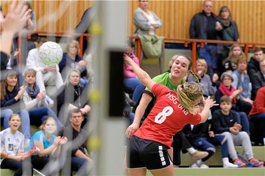 HSG-Spielerin Julia Wölfel wirft im Spiel gegen die HSG Oha auf das Tor, erzielt aber keinen Treffer. Auf die Zuschauer warten am morgigen Samstag in Langelsheim nach dem Damen-Spiel gegen Göttingen noch drei weitere Begegnungen. Foto: Drechsler