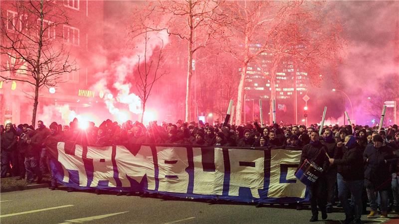 Nullnummer im Stadtduell: 0:0 zwischen St. Pauli und HSV HSV-Anhänger im Anmarsch auf das Millerntor-Stadion.