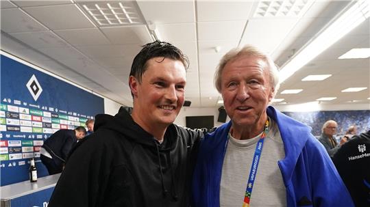 HSV-Coach Merlin Polzin (l) will für Hamburgs Ikone Horst Hrubesch singen. (Archivbild)