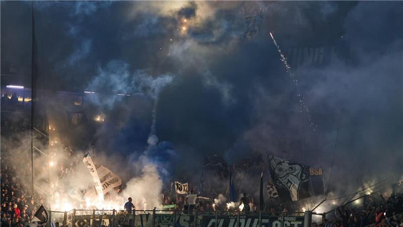 HSV-Fans sorgten mit Pyrotechnik für eine Spielunterbrechung.