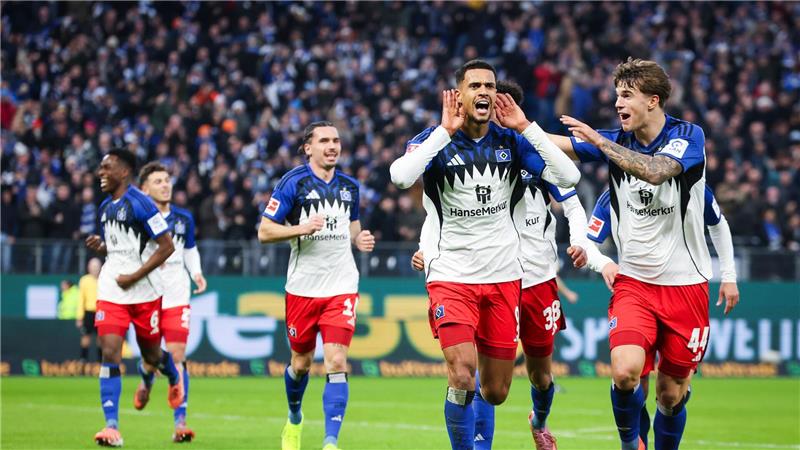 HSV-Profi Robert Glatzel (M) erzielte das 1:0 gegen Stuttgart.