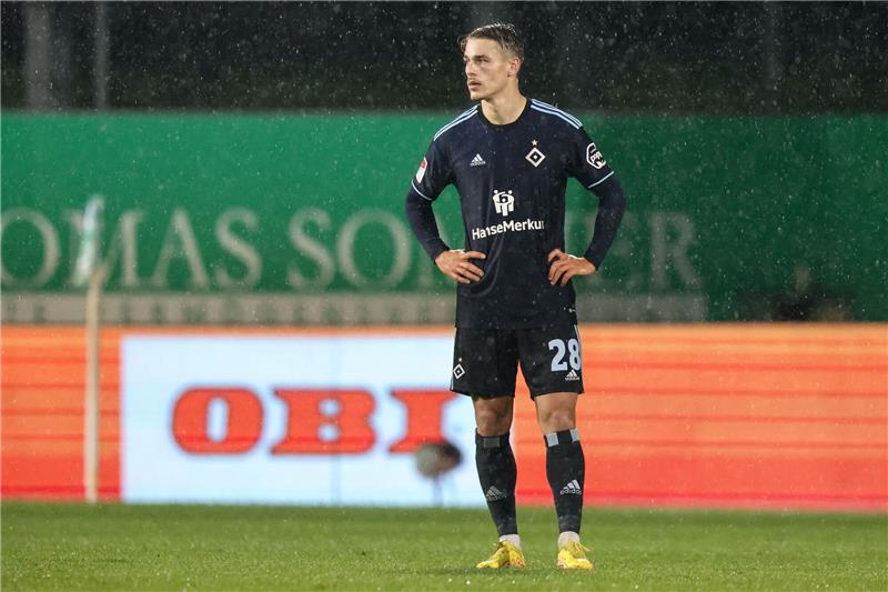 HSV verliert - Heidenheim holt auf – Rostock mit Remis HSV-Spieler Miro Muheim steht nach dem Abpfiff enttäuscht auf dem Rasen.