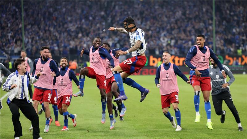 HSV-Stürmer Davie Selke (M) jubelt über sein Tor zum 3:1.