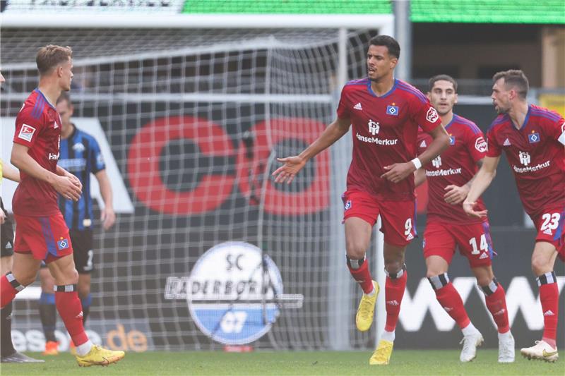HSV zurück auf Aufstiegskurs - Darmstadt weiter vorn HSV-Torschütze Robert Glatzel (3.v.r) feiert seinen Treffer zum zwischenzeitlichen 1:1 mit Miro Muheim (l), Ludovit Reis (2.v.r) und Jonas Meffert (r).