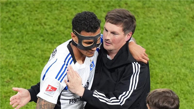HSV-Trainer Merlin Polzin (r) gratuliert Davie Selke.