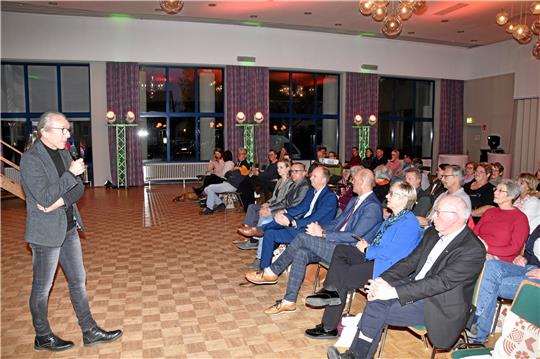 HTG-Interimsgeschäftsführer Dirk Becker begrüßt die Gäste zur Eröffnung der ersten Harzer Klimawoche im Kursaal.  Foto: Roß