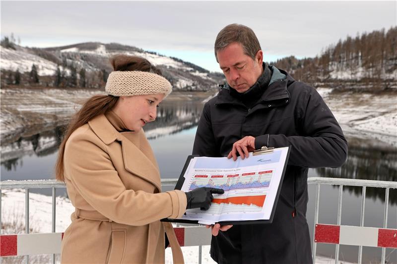 HWW-Abteilungsleiter Maik Uhlen zeigt Pressesprecherin Marie Kleine am Oker-stausee Klimadaten.