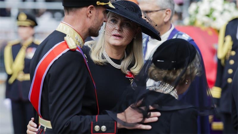 „Takk“: Tränenreicher Abschied von König Harald in Oslo Haakon zusammen mit Mette-Marit und Sonja.