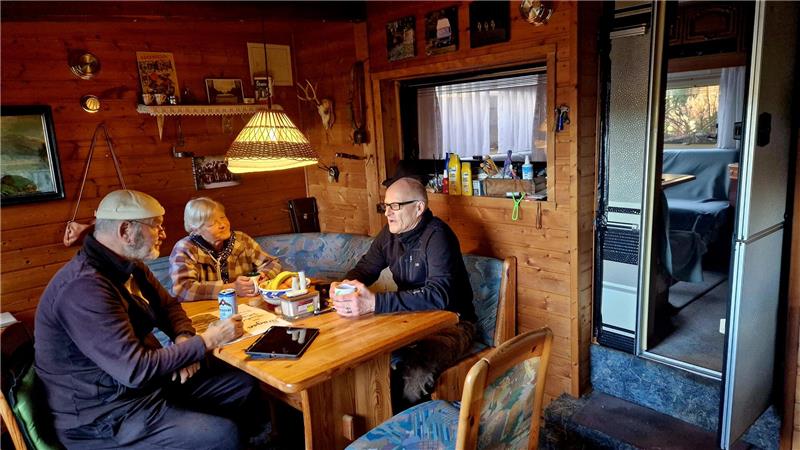 Campingplatz Prahljust: Wenn Menschen ihr Zuhause abreißen müssen Haben Angst um ihre Zukunft auf dem Campingplatz (v.l.) André, Anke und Nils.