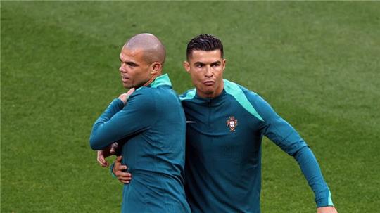 Haben EM-Geschichte geschrieben: Die Portugiesen Pepe (l) und Cristiano Ronaldo.