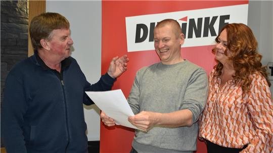 Haben Grund zur Freude, denn die Linke befindet sich im Aufwind: Die beiden im Amt bestätigten Kreisvorsitzenden Peggy Plettner-Voigt und Michael Ohse (r.) mit Niedersachsens Linken-Geschäftsführer Christoph Podstawa.