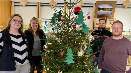 Haben den Baum in der Urlaubswelt mit den Wünschen der Kinder geschmückt (v.l.): Annett Dähne-Hüttner und Katharina Dundler (beide Tourist-Information), Erik Beyer von den Niedersächsischen Landesforsten und Malte Manke vom Haus Wiesengrund.