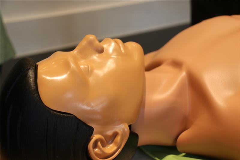 Goslarer Schüler sollen zu Lebensrettern werden Haben die Puppen ihre Gesichter aufgezogen bekommen, kann die Reanimation starten. Rundes Foto: Fricke
