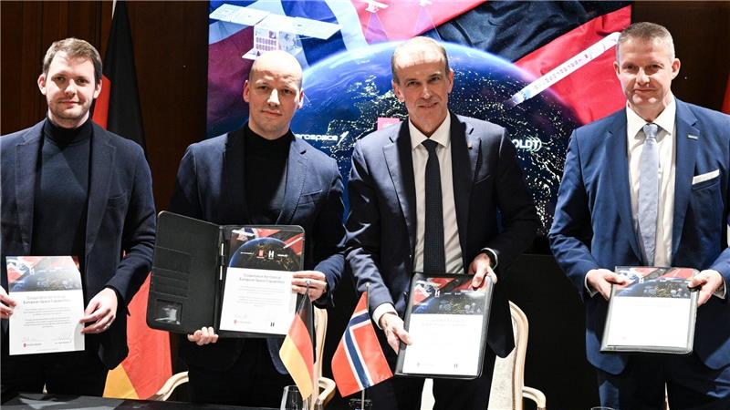 Rüstungsfirmen planen bis 2029 Satelliten-Netz im All Haben ehrgeizige Pläne im All: Die Chefs von Helsing und Kongsberg.