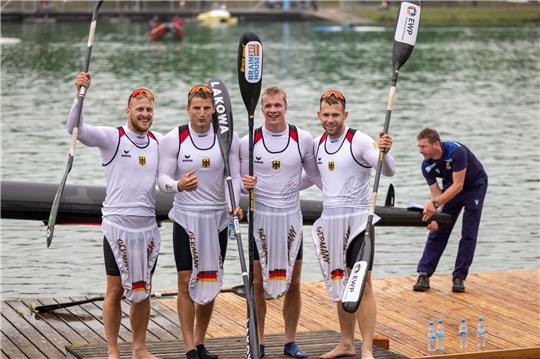 Haben für einen goldenen Auftakt im Kajak-Vierer gesorgt: Max Rendschmidt, Tom Liebscher, Jacob Schopf und Max Lemke (v.l.n.r.).
