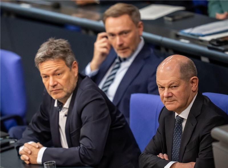Haben nach dem Urteil aus Karlsruhe lange um den Haushalt für 2024 gerungen: Wirtschaftsminister Robert Habeck (l), Finanzminister Christian Lindner (M) und Kanzler Olaf Scholz.