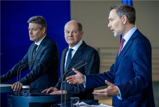 Haben sich auf einen Kompromiss beim Bundeshaushalt 2024 geeinigt: Wirtschaftsminister Robert Habeck (l), Kanzler Olaf Scholz (M) und Finanzminister Christian Lindner.