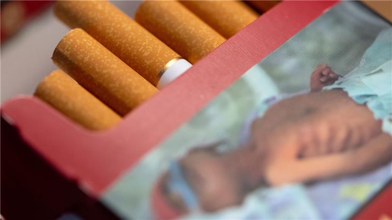 10 Jahre Schockfotos auf Zigaretten: Bringen sie etwas? Haben sich die Hoffnungen bestätigt? Ganz nutzlos scheinen die warnenden Hinweise zumindest nicht zu sein. (Symbolbild)