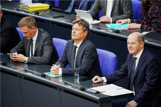 Haben sich im Koalitionsausschuss geeinigt: Bundeskanzler Olaf Scholz (SPD), Wirtschaftsminister Robert Habeck (Grüne), und Finanzminister Christian Lindner (FDP, v.l.). Foto: Kay Nietfeld