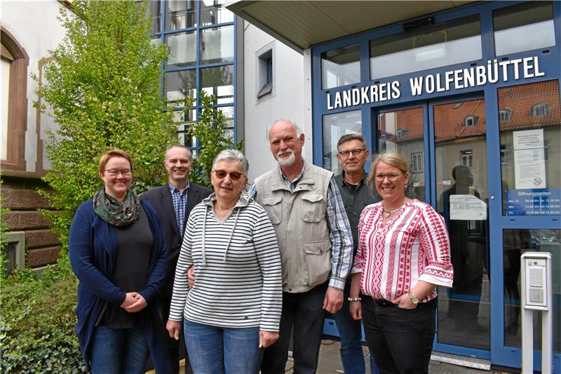 Landkreis Wolfenbüttel sucht Pflegeeltern Haben sich in den vergangenen 40 Jahren um 54 Pflegekinder gekümmert: Renate und Reinhard Krüger (Bildmitte). Foto: Landkreis