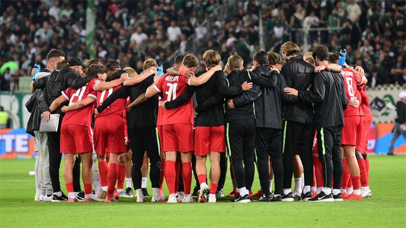 Haben viel zu besprechen: die Spieler des VfL Wolfsburg. 
