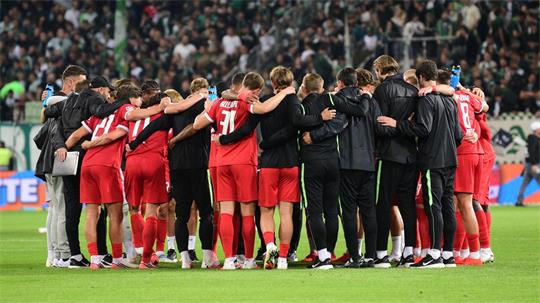 Haben viel zu besprechen: die Spieler des VfL Wolfsburg. 