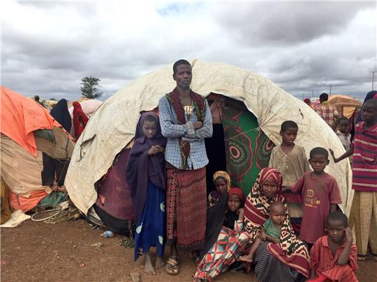 Habibas Familie lebt in einer zeltartigen Hütte in einem Flüchtlingslager in Somalia.