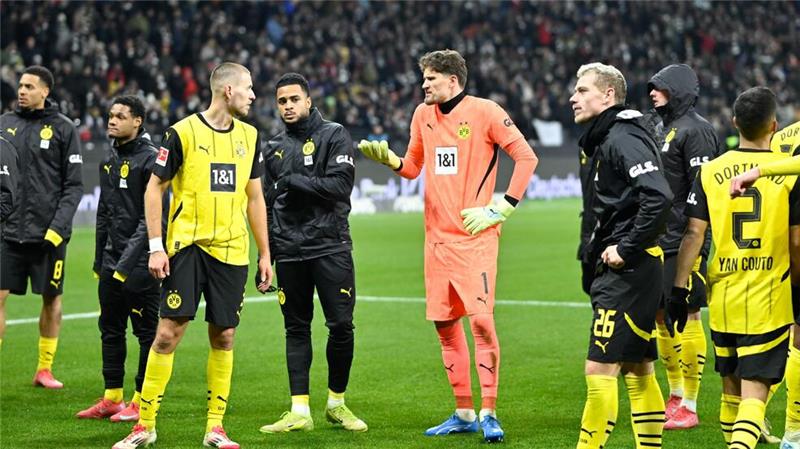 Alarm in Dortmund: Sahin wird zum Trainer auf Abruf Hadern vor der Kurve: Abwehrspieler Waldemar Anton und Torhüter Gregor Kobel (M).